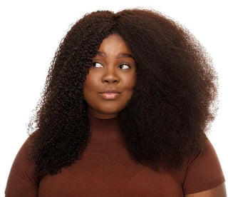 Como diminuir o frizz no cabelo crespo e cacheado sem perder o volume natural
